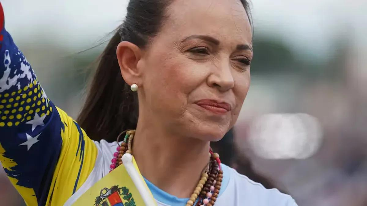 La dirigente opositora venezolana María Corina Machado reapareció en público este jueves en el marco de las multitudinarias protestas contra el presidente Nicolás Maduro.