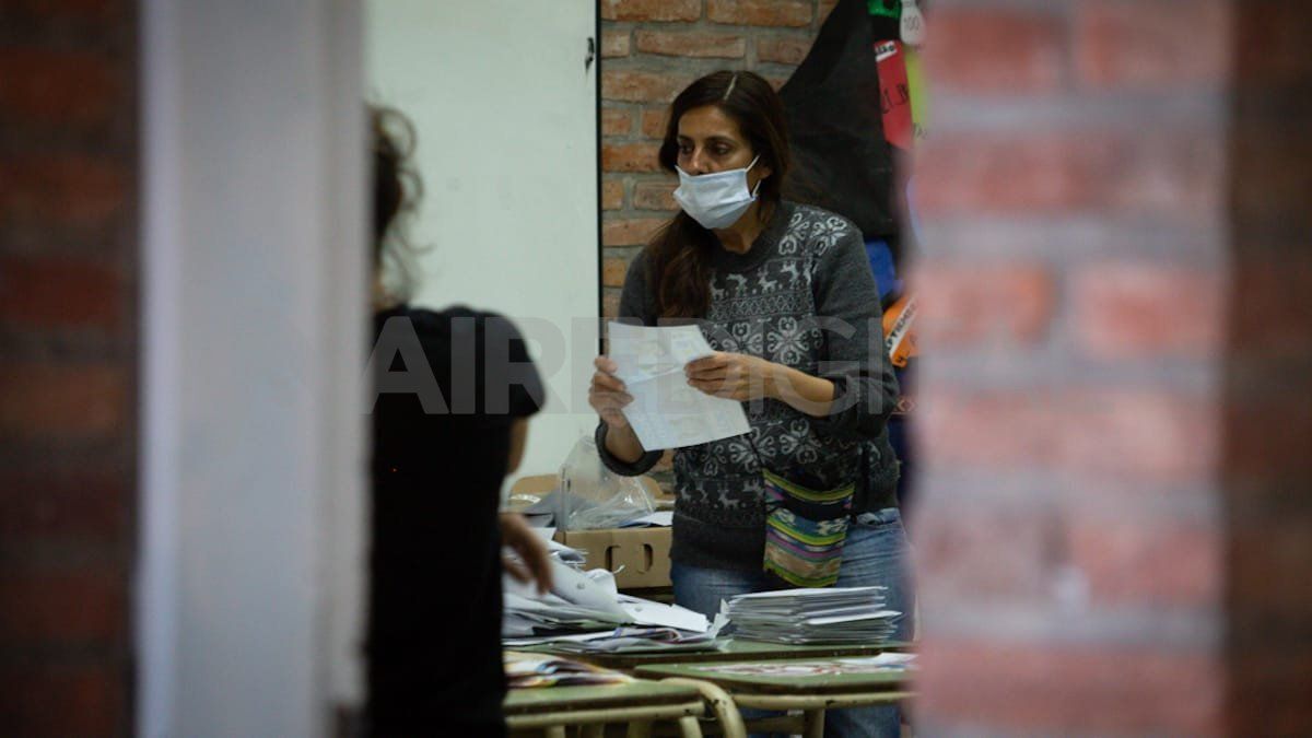 El escrutinio provisorio se realiza en cada mesa de votación y los datos son transmitidos hacia el Data Center de la provincia.