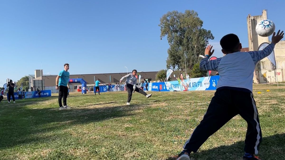 McDonald's organizó clínicas de fútbol y talleres de conciencia ambiental para niños y niñas de Santa Fe.