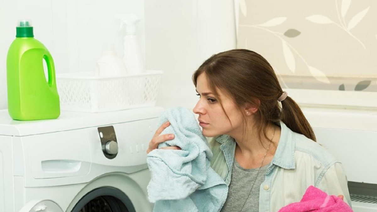 Principales causas del olor a humedad en la ropa