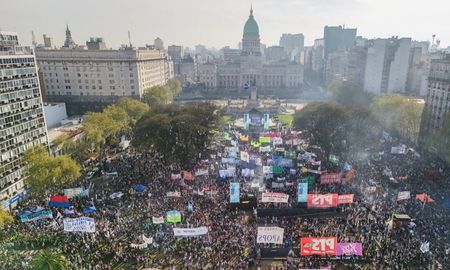 La oposición volvió a propinarle hoy una dura derrota al Gobierno al rechazar con mayorías aplastantes dos vetos del presidente Javier Milei. La oposición volvió a propinarle hoy una dura derrota al Gobierno al rechazar con mayorías aplastantes dos vetos del presidente Javier Milei.