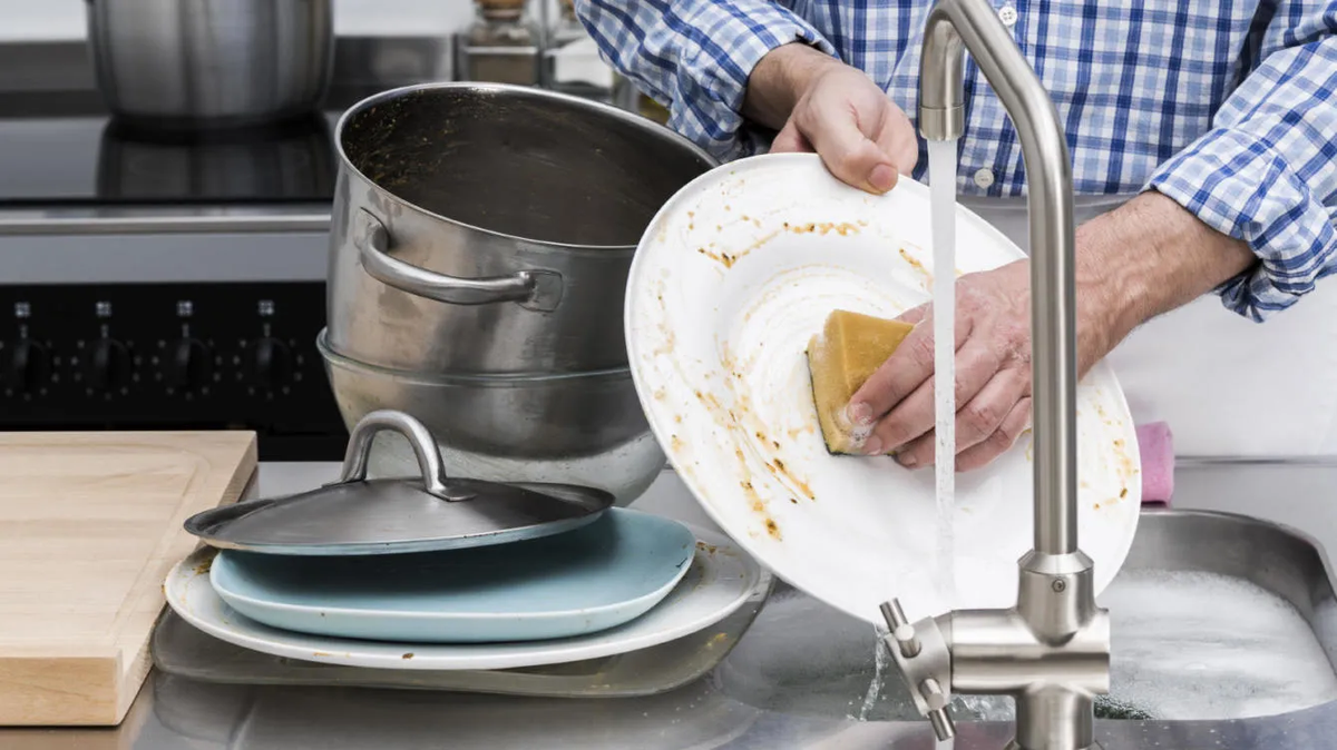 Es especialmente de mal augurio lavar los platos en una casa donde vive al menos una alguien soltero/a.