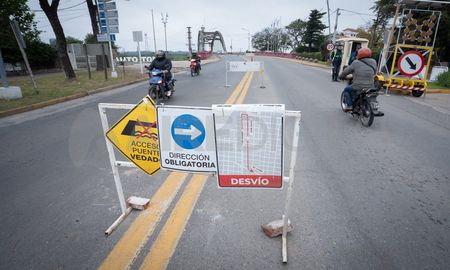 Agentes de tránsito de Santo Tomé detectaron varios vehículos con documentación apócrifa intentando cruzar por el Puente Carretero. Agentes de tránsito de Santo Tomé detectaron varios vehículos con documentación apócrifa intentando cruzar por el Puente Carretero.