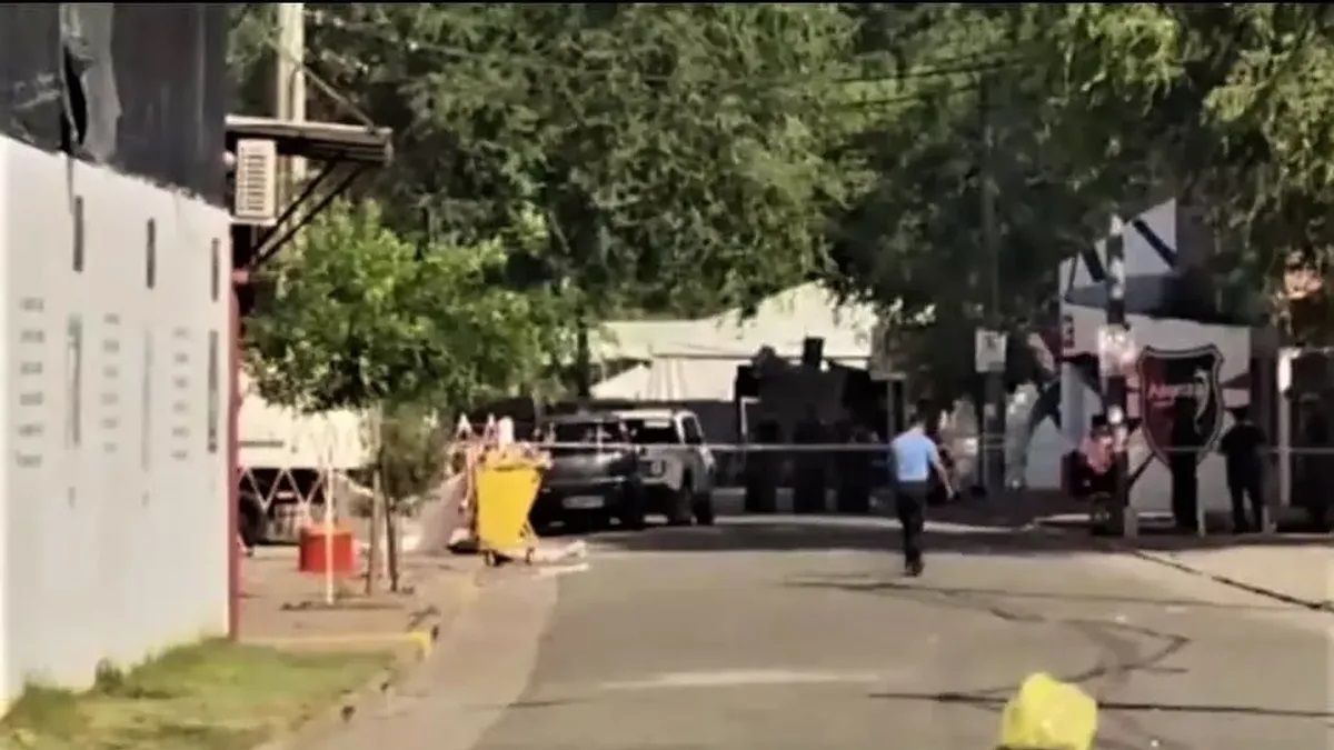 El hecho ocurrió sobre la calle Figueroa Alcorta, donde efectivos llegaron al lugar donde se producía el enfrentamiento entre dos grupos de personas.