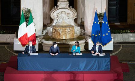 Los ministros de Asuntos Regionales y Salud, Mariastella Gelmini y Roberto Speranza, ilustraron las nuevas medidas en el marco de la emergencia epidemiológica del Covid-19 en una rueda de prensa en el Palazzo Chigi. Los ministros de Asuntos Regionales y Salud, Mariastella Gelmini y Roberto Speranza, ilustraron las nuevas medidas en el marco de la emergencia epidemiológica del Covid-19 en una rueda de prensa en el Palazzo Chigi.