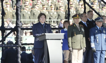 El mandatario respaldó a las Fuerzas Armadas durante el acto en conmemoración por el Día de la Bandera y criticó a la política por desfinanciarlas. El mandatario respaldó a las Fuerzas Armadas durante el acto en conmemoración por el Día de la Bandera y criticó a la política por desfinanciarlas.