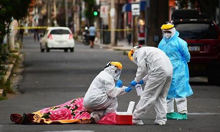 Médicos atienden a un paciente con coronavirus en plena calle en Bolivia. No hay más camas críticas y los hospitales están colapsados. Médicos atienden a un paciente con coronavirus en plena calle en Bolivia. No hay más camas críticas y los hospitales están colapsados.