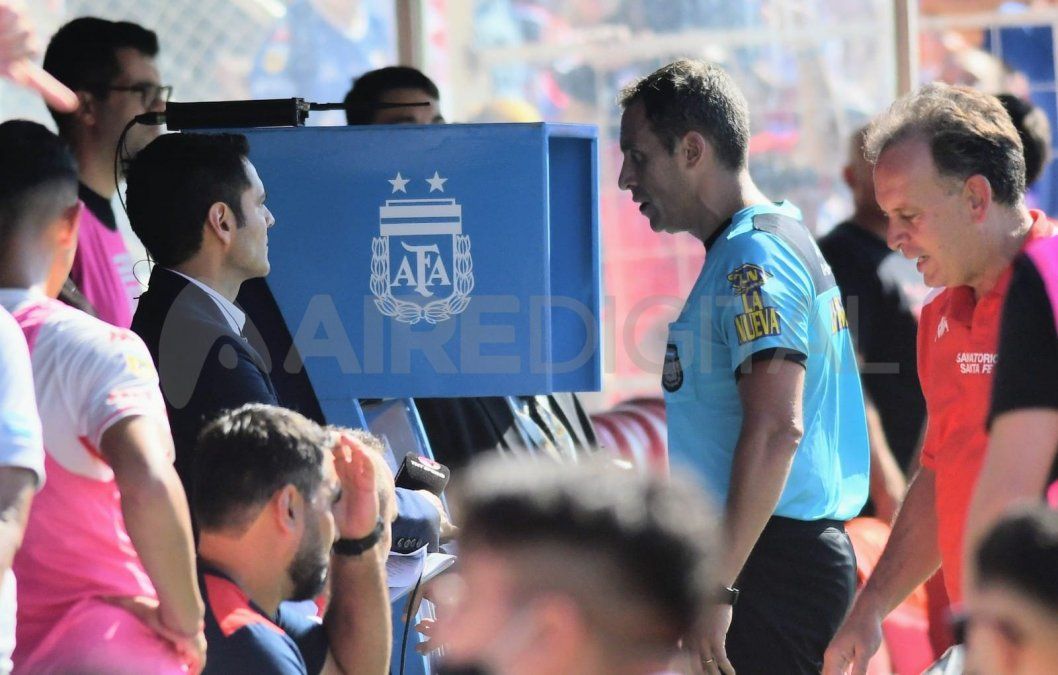 Fernando Rapallini consulta el VAR para determinar si fue penal para Unión por una falta sobre Mauro Luna Diale. Tras convalidarlo, Gastón González cambió la falta por gol y le dio el triunfo al Tatengue sobre Newell's.