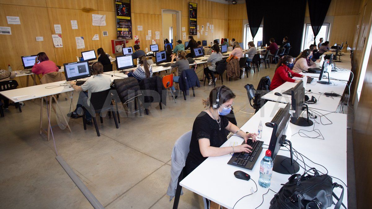 Actualmente trabajan 287 personas en el 0800 covid de Santa Fe.