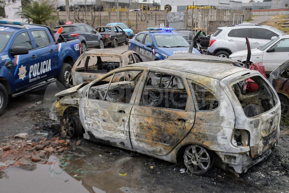 Rosario: incendiaron tres autos frente a una comisaría, el segundo ataque en dos meses Rosario: incendiaron tres autos frente a una comisaría, el segundo ataque en dos meses