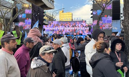 Desde temprano en las cercanías de la Legislatura enormes banderas se desplegaron con la leyenda: “Axel o Milei, del Movimiento Derecho al Futuro”. Desde temprano en las cercanías de la Legislatura enormes banderas se desplegaron con la leyenda: “Axel o Milei, del Movimiento Derecho al Futuro”.