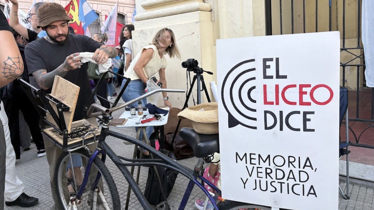 El Liceo realizó grabados con el lema "Nunca Más" en pañuelos y prendas de los asistentes durante la movilización. El Liceo realizó grabados con el lema "Nunca Más" en pañuelos y prendas de los asistentes durante la movilización.