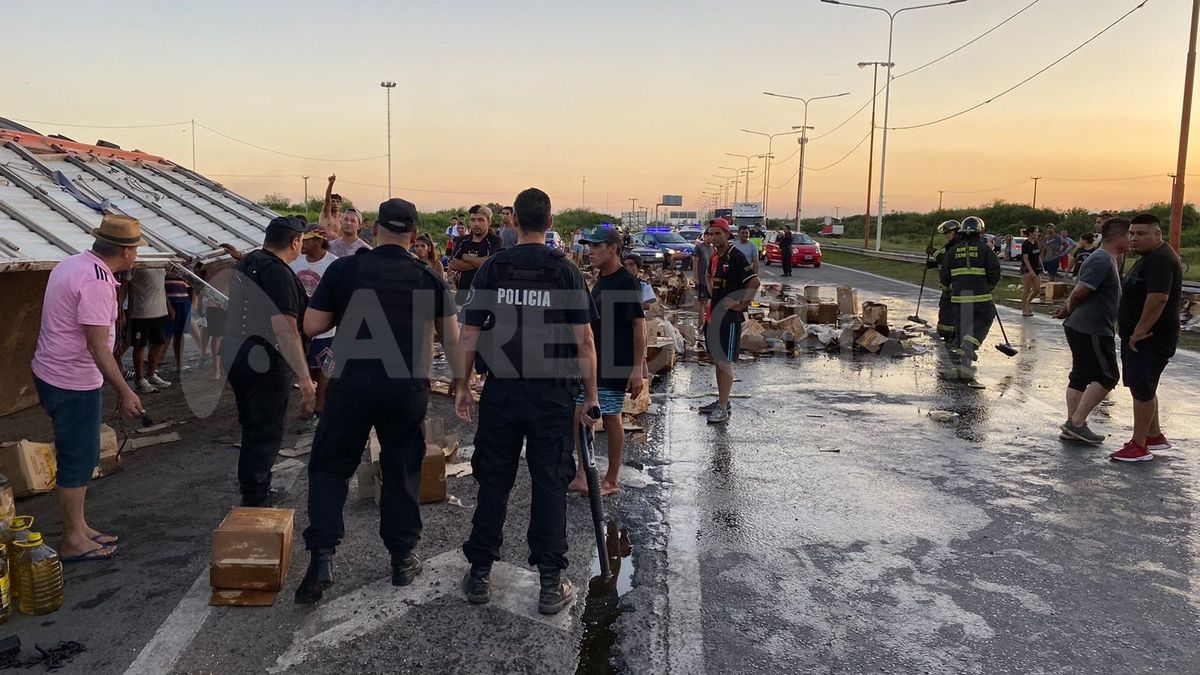Personal policial arribó al lugar y evitó que los presentes sigan llevándose botellas de aceite. Personal policial arribó al lugar y evitó que los presentes sigan llevándose botellas de aceite.