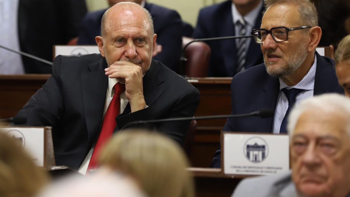 Marcos Corach (der.) escuchó el discurso de Maximiliano Pullaro junto al exgobernador