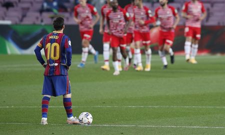 Un gol de Lionel Messi no alcanzó para evitar la derrota del Barcelona ante el Granada por LaLiga de España. Un gol de Lionel Messi no alcanzó para evitar la derrota del Barcelona ante el Granada por LaLiga de España.