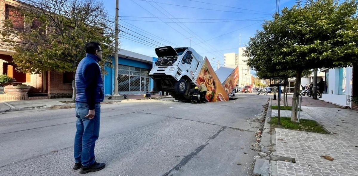 Un camión con 26 mil kilos de pollo se hundió en Córdoba. Un camión con 26 mil kilos de pollo se hundió en Córdoba.