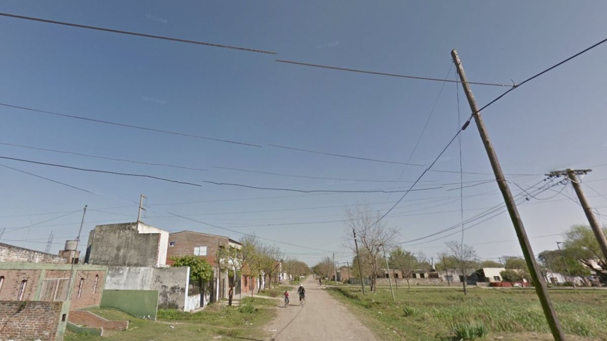 Se encontraba lavando su auto y recibió dos disparos tras intento de robo en barrio Las Flores.