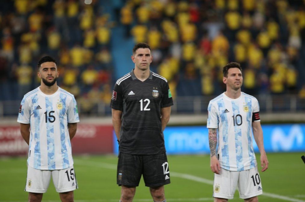 El arquero de la selección debió ser trasladado a una clínica por precaución tras un fuerte golpe en la cabeza.