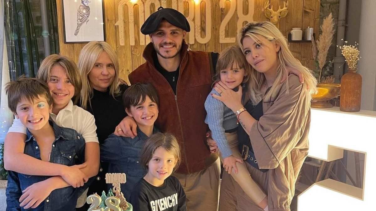 Nora Colosimo se quedó a cargo de los hijos de Wanda Nara, mientras la mediática disfruta de las playas brasileras con L-Gante. Nora Colosimo se quedó a cargo de los hijos de Wanda Nara, mientras la mediática disfruta de las playas brasileras con L-Gante. 