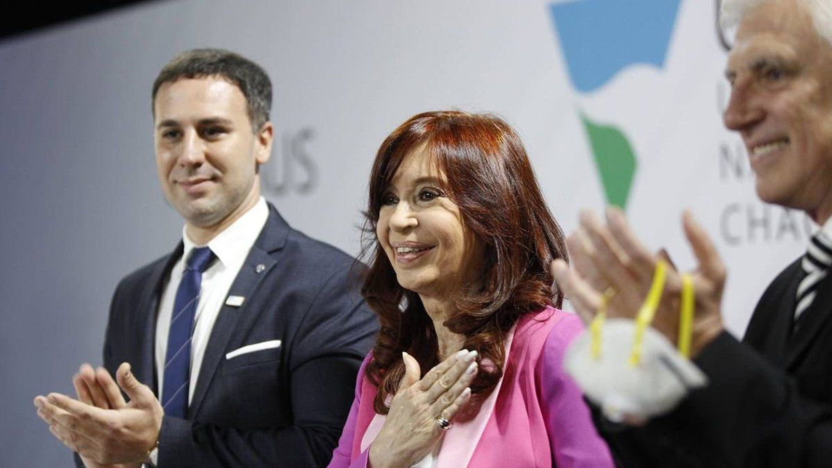 "¿Qué pasa con la administración monetaria y cambiaria?", interrogó también y continuó reconociendo que el Gobierno "no le está haciendo honor" a "la confianza" que le depositó el electorado.