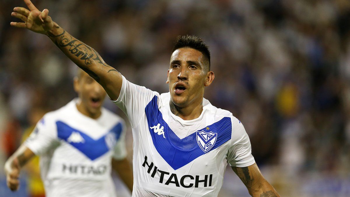 Vélez venció a Aucas con un Ricky Centurión intratable