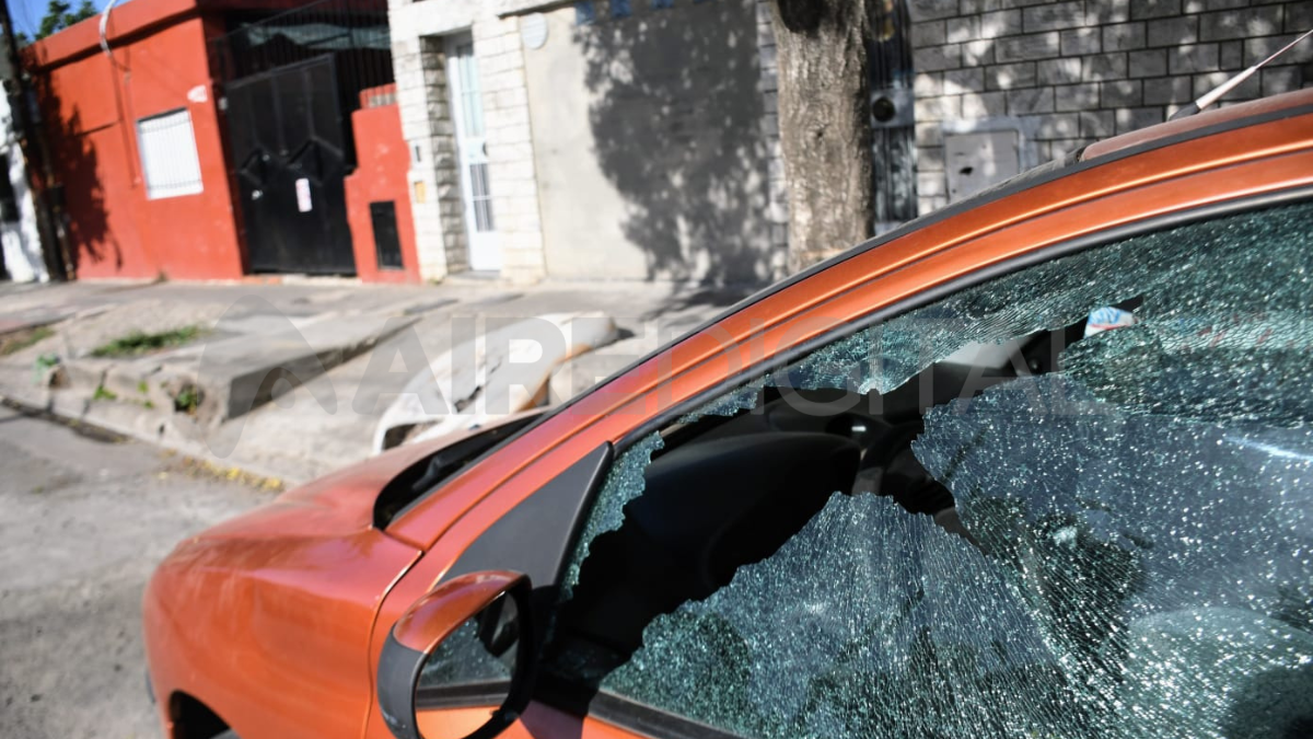 Un vehículo estacionado en la calle fue alcanzado por las balas.