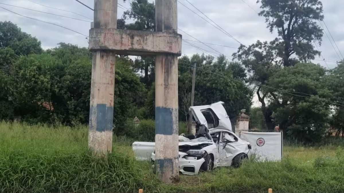 El BMW 240i impactó de frente contra un poste de hormigón en la avenida Cruz Roja Argentina