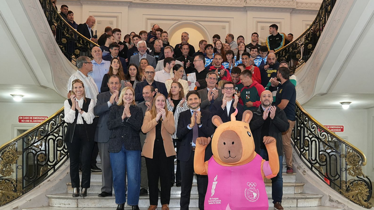 Autoridades provinciales junto a representantes de los clubes beneficiados en el Salón Blanco. Autoridades provinciales junto a representantes de los clubes beneficiados en el Salón Blanco.