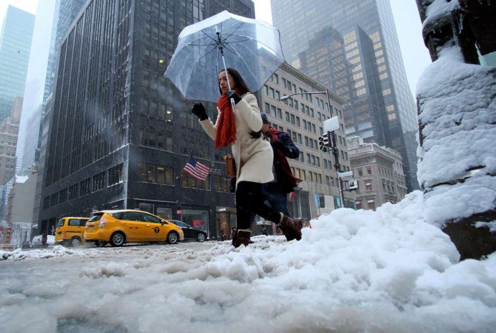 La peor tormenta en lo que va del invierno castiga con grandes nevadas a Nueva York.