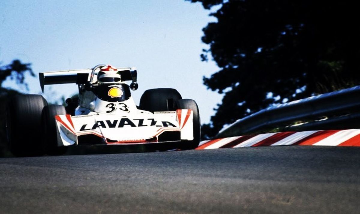 Lella disputó su última carrera en la Fórmula 1 en el GP de Austria de 1976, con este Brabham BT44B-Cosworth del equipo RAM. Entre 1974 y 1976, la italiana se inscribió en 17 GP, de los que largó en 12 y, su mejor resultado, fue el sexto puesto en España 1975, donde sumó medio punto.