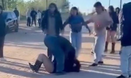 Las agresoras fueron filmadas mientras atacaban a la joven que intentó defender a otra chica. Las agresoras fueron filmadas mientras atacaban a la joven que intentó defender a otra chica.