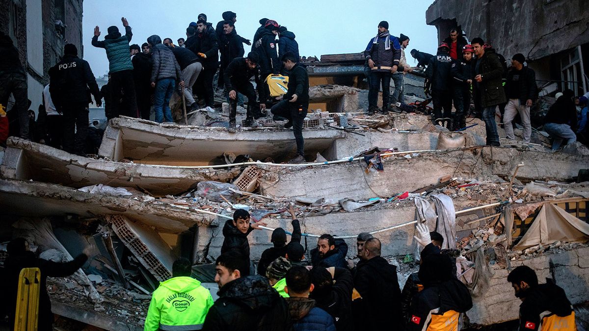 Hay miles de heridos y cientos de muertos.