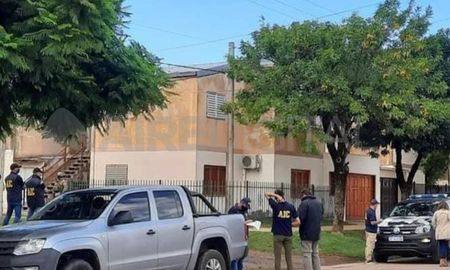 Desde horas de la mañana de este lunes se llevan a cabo una serie de allanamientos por comercialización de estupefacientes. Desde horas de la mañana de este lunes se llevan a cabo una serie de allanamientos por comercialización de estupefacientes.
