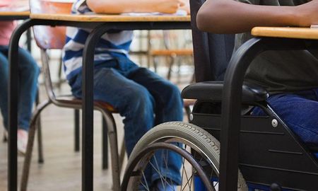 Existe una construcción social que levanta barreras físicas, arquitectónicas y culturales que impiden la igualdad de oportunidades entre todos los miembros de la comunidad educativa. Existe una construcción social que levanta barreras físicas, arquitectónicas y culturales que impiden la igualdad de oportunidades entre todos los miembros de la comunidad educativa.