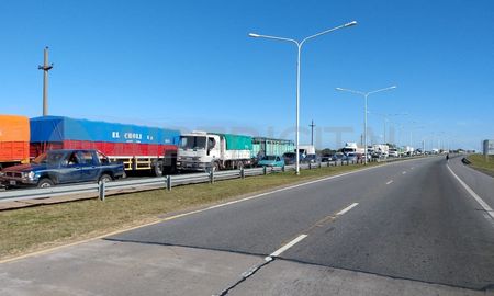 La cámara de Aire de Santa Fe captó las imágenes de la cantidad de autos que esperaban desde el lado santafesino para cruzar a la provincia vecina. La cámara de Aire de Santa Fe captó las imágenes de la cantidad de autos que esperaban desde el lado santafesino para cruzar a la provincia vecina.