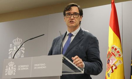 El ministro de Salud español Salvador Illa anunció una serie de nuevas restricciones para combatir el rebrote del coronavirus. El ministro de Salud español Salvador Illa anunció una serie de nuevas restricciones para combatir el rebrote del coronavirus.