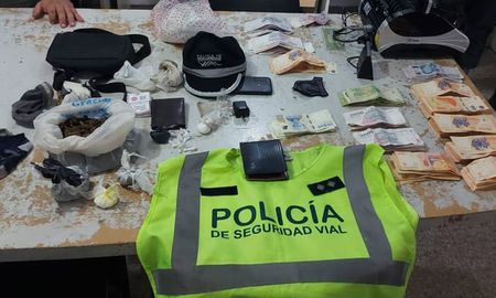 Los detenidos llevaban en su auto 30 gramos de cocaína, 300 gramos de marihuana y casi un millón de pesos en efectivo. Los detenidos llevaban en su auto 30 gramos de cocaína, 300 gramos de marihuana y casi un millón de pesos en efectivo.