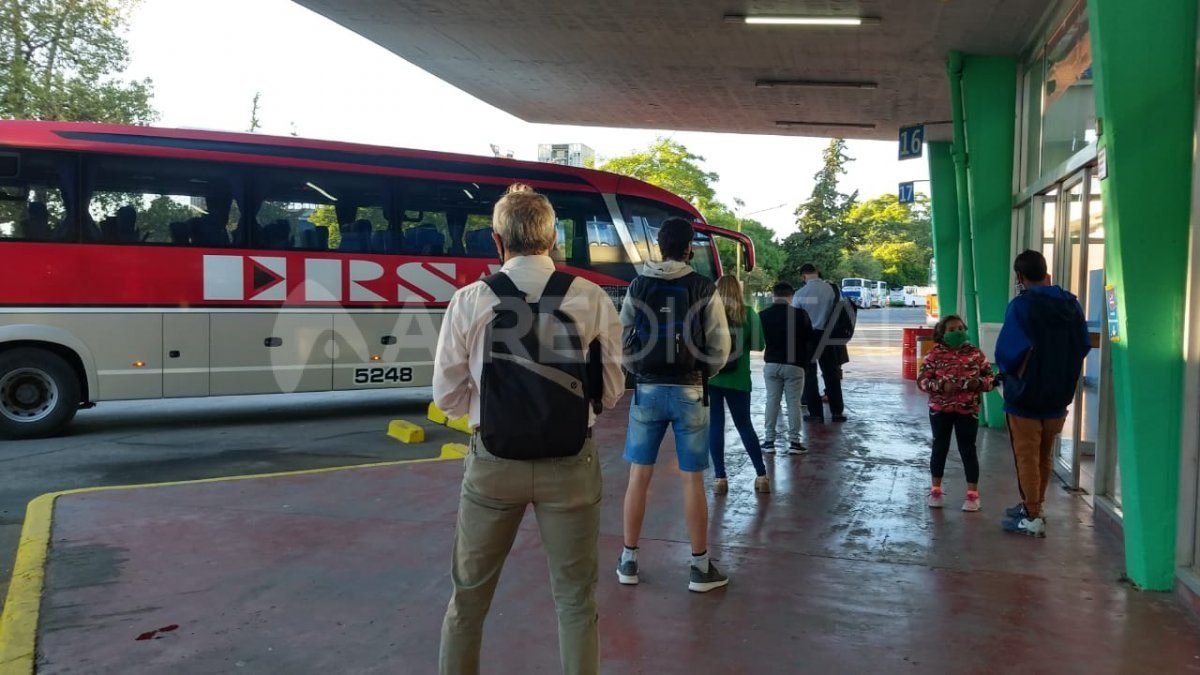 Los colectivos que trasladan personas desde Santa Fe a Paraná