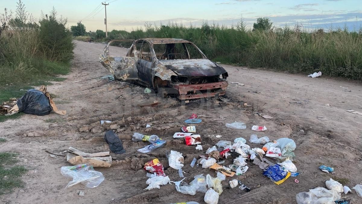 El auto se quemó al lado de un basural El auto se quemó al lado de un basural