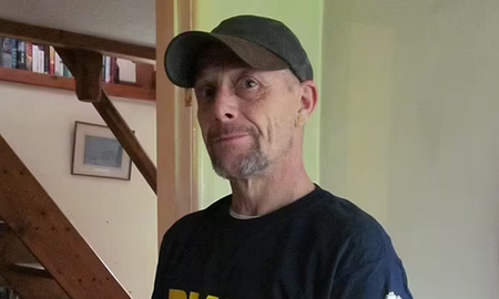 Un hombre de 57 años falleció en su casa mientras intentaba separar hamburguesas congeladas. Un hombre de 57 años falleció en su casa mientras intentaba separar hamburguesas congeladas.