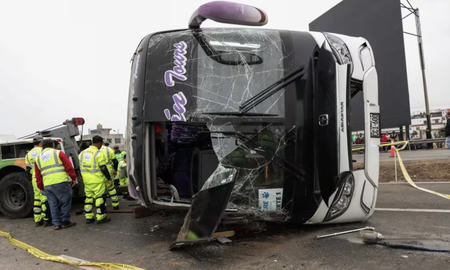Un colectivo volcó en la Panamericana Sur, dejando a 4 personas muertas y 22 heridas. Un colectivo volcó en la Panamericana Sur, dejando a 4 personas muertas y 22 heridas.