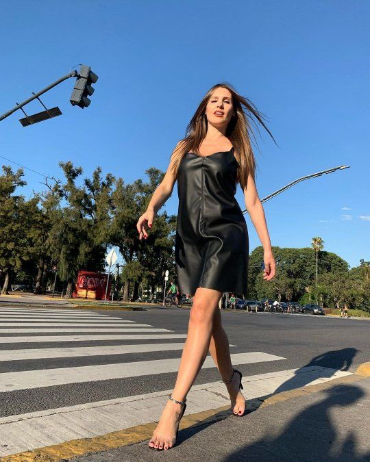 Pampita compartió fotos y videos de su última producción en donde se la ve paseando su embarazo.