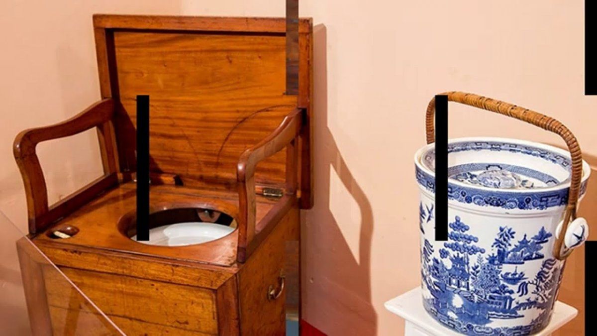 Una representación de los primeros inodoros que contenían una caja de madera y el sifón para evacuar los olores.