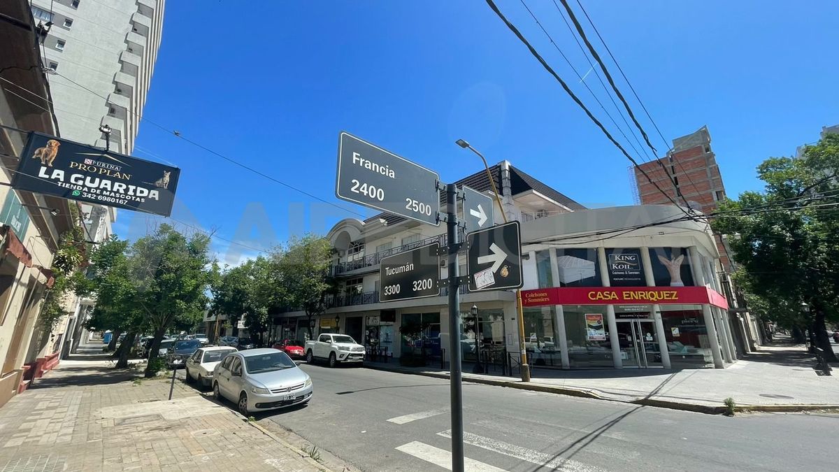 Le pegaron una patada en el pecho y le robaron la moto que había comprado hacía dos días