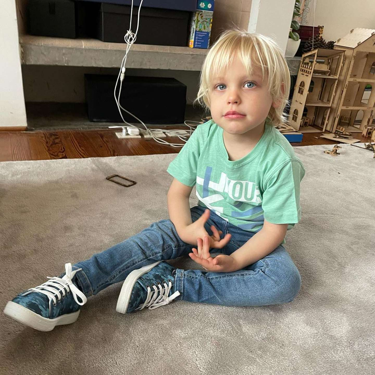 Mirko estren&oacute; look de verano: remera de manga corta, jean y zapatillas.&nbsp;