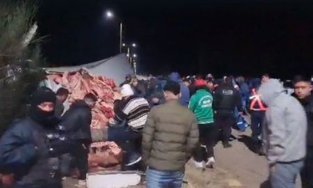 Pocas personas auxiliaron al conductor y la mayoría aprovechó para llevarse la carne. Pocas personas auxiliaron al conductor y la mayoría aprovechó para llevarse la carne.