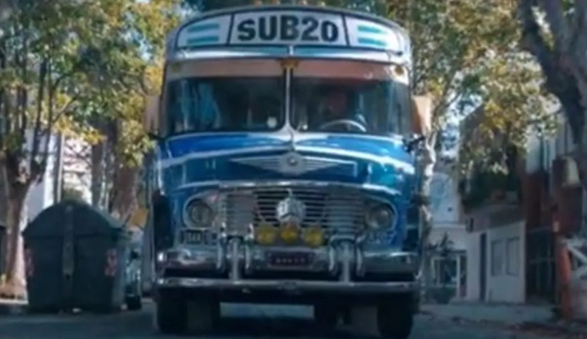 El colectivo antiguo con varios hinchas argentinos que cantaban el clásico