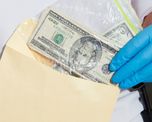 encontro un sobre con 1.800 dolares y lo devolvio  a su dueno