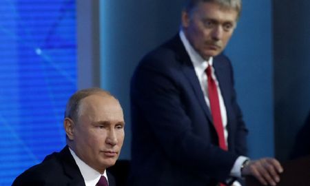 El portavoz del Kremlin, Dmitri Peskov, junto con el presidente ruso Vladímir Putin El portavoz del Kremlin, Dmitri Peskov, junto con el presidente ruso Vladímir Putin