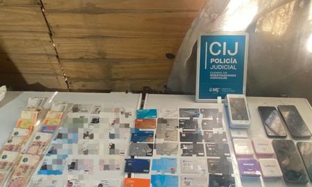 El falso taxista fue detenido tras estafar a varios pasajeros con sus tarjetas. El falso taxista fue detenido tras estafar a varios pasajeros con sus tarjetas.
